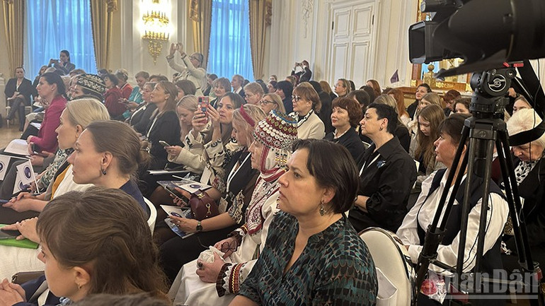 Đại diện phụ nữ từ nhiều vùng ở khắp Liên bang Nga đến dự diễn đàn. ndo_br_img-5523-1.jpg