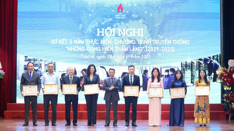 Trao tặng Bằng khen của Chủ tịch Ủy ban nhân dân thành phố Hà Nội cho những cá nhân, tập thể có đóng góp xuất sắc cho chương trình. 1a51de93-bd6d-46ea-a890-995eb2951ed0-1013.jpg