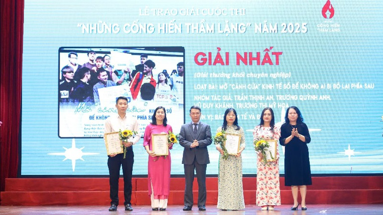 Nhóm tác giả nhận giải Nhất nhóm các bài viết chuyên. 985ef12c-335a-460f-b185-d7194cf831b2-8079.jpg