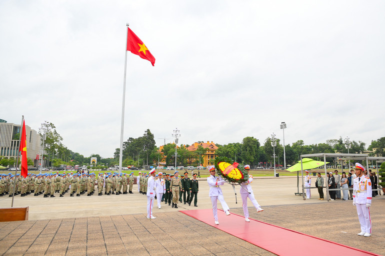 គណៈប្រតិភូនាយទាហាន និងពលទាហាននៃកងកម្លាំងរក្សាសន្តិភាពវៀតណាមបានទៅទស្សនាវិមានរបស់ពូលោកពូ។ bao-cong-0504-1.jpg