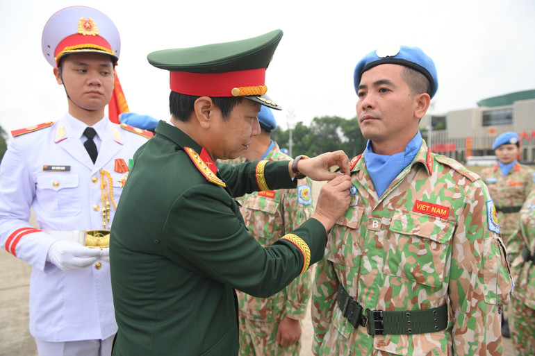 ប្រគល់ផ្លាកសញ្ញា ពូ ហូ ដល់ទាហានរក្សាសន្តិភាព ដែលបានបញ្ចប់បេសកកម្ម។ bao-cong-0455-1.jpg