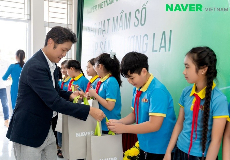 Đại diện Công ty Trách nhiệm hữu hạn NAVER Việt Nam tặng quà cho các em học sinh. naver-4.jpg