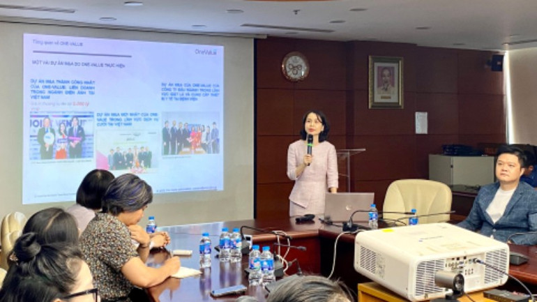 Bà Phi Hoa, CEO Công ty ONE VALUE chia sẻ tại hội thảo. eee2afdb-c419-4a0e-b2a9-92f72da4a387-289.jpg