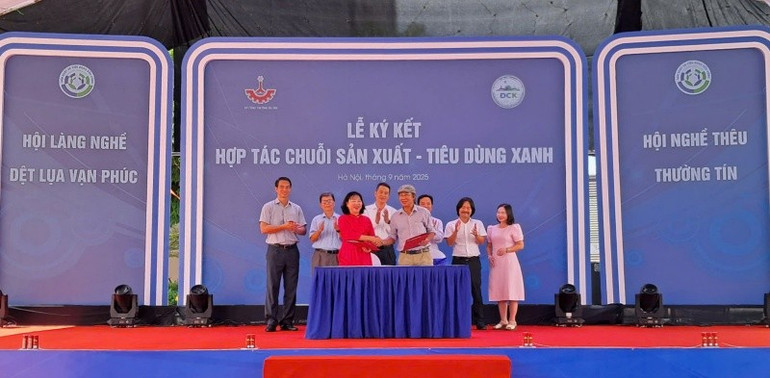 Hội làng nghề dệt lụa Vạn Phúc ký hợp tác sản xuất-tiêu dùng xanh với Hội nghề thêu Thường Tín. f3ca2d19818d0ad3539c.jpg