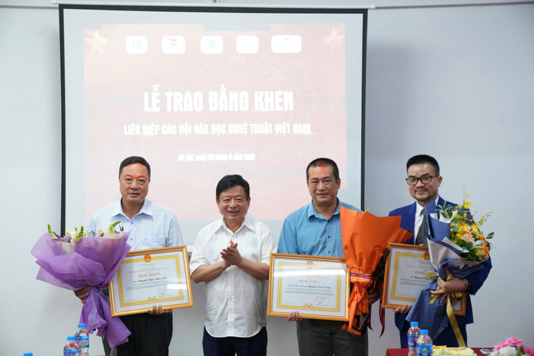 Các cá nhân nhận bằng khen của LIên hiệp các Hội Văn học nghệ thuật Việt Nam. z6958322352504-63751a792fce1b84fb5cef3f20aeee8d.jpg