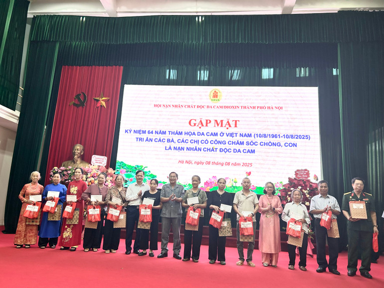 Đại diện Hội Nạn nhân chất độc da cam/dioxin thành phố Hà Nội tặng quà cho các cá nhân có công chăm sóc chồng, con là nạn nhân chất độc da cam. img-1239.jpg