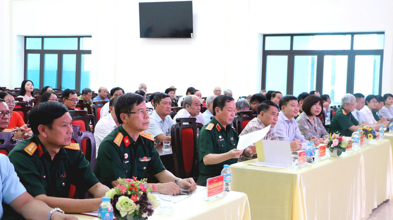 Đại diện các cơ quan, tổ chức và đông đảo các phóng viên dự cuộc gặp mặt. db-va-dong-dao-pv.jpg