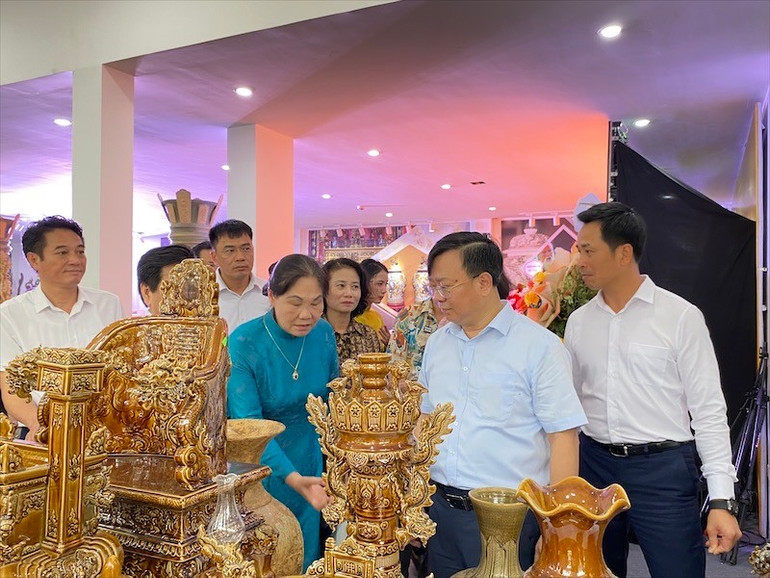 Lãnh đạo Sở Công thương Hà Nội tìm hiểu về tình hình sản xuất của các làng nghề truyền thống. 15127e45-6fcb-4b65-8b1c-5d2a64979a59.jpg