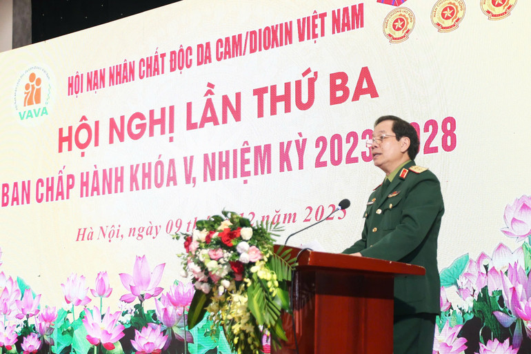 Generalløytnant Nguyen Huu Chinh, leder av foreningen for ofre for Agent Orange/dioksin, talte. nndc1.jpg