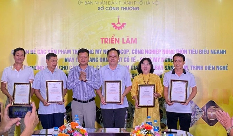 Sở Công thương Hà Nội trao Chứng nhận cho các đơn vị, cá nhân tham gia trưng bày sản phẩm và trình diễn nghề tại Hội chợ triển lãm hàng lưu niệm quà tặng Thủ đô năm 2025. a.jpg