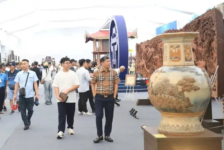 Khu trưng bày “Nét son Hà Nội” thu hút đông đảo khách tham quan. c.jpg