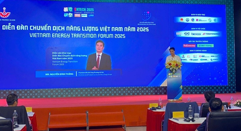 Phó Giám đốc Sở Công thương Hà Nội Nguyễn Đình Thắng phát biểu khai mạc diễn đàn. 2.jpg