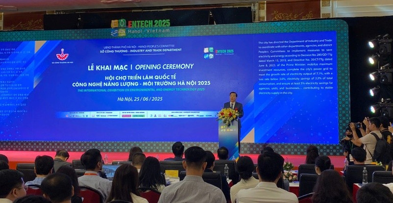 Giám đốc Sở Công thương Hà Nội Võ Nguyên Phong phát biểu khai mạc. d.jpg