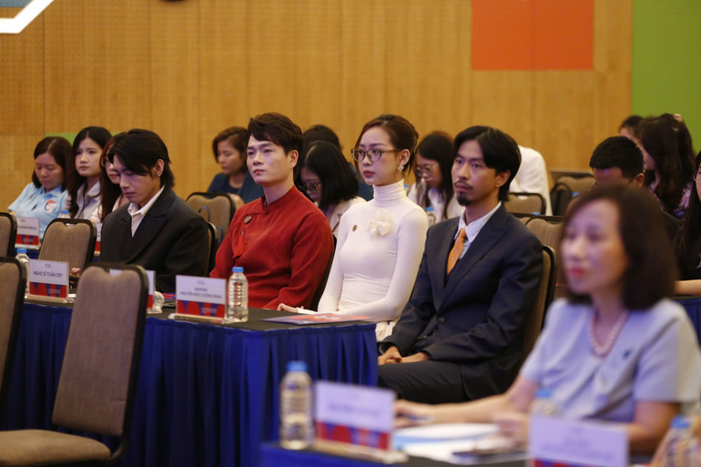 Các đại sứ hình ảnh và KOL đồng hành Chiến dịch truyền thông "Không Một Mình". nt3.jpg