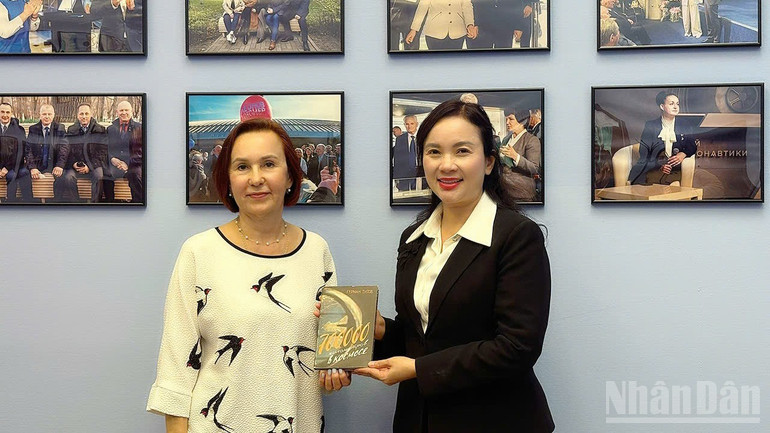 Con gái nhà du hành vũ trụ German Titov trao sách cho đại diện Khu di tích Chủ tịch Hồ Chí Minh. ndo_br_img-2374-1.jpg