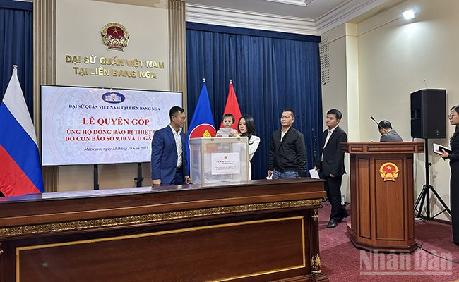 Các gia đình cán bộ, nhân viên Đại sứ quán tham gia quyên góp. ndo_br_img-4495.jpg
