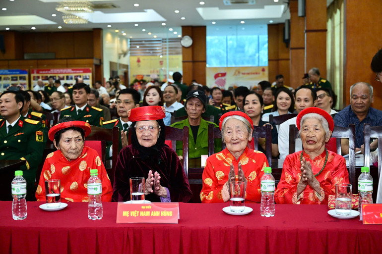 Đông đảo các Mẹ Việt Nam Anh hùng và thân nhân liệt sĩ tham dự buổi lễ. me-vnah-du.jpg