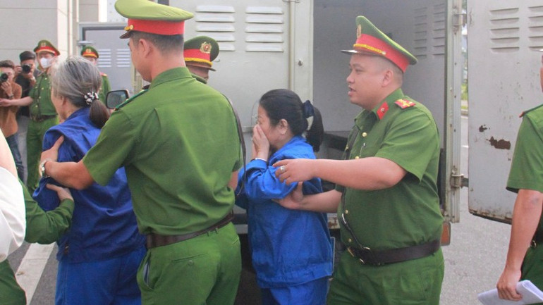 Bị cáo bị dẫn giải ra tòa sáng 28/10. bc-28-10-5714.jpg