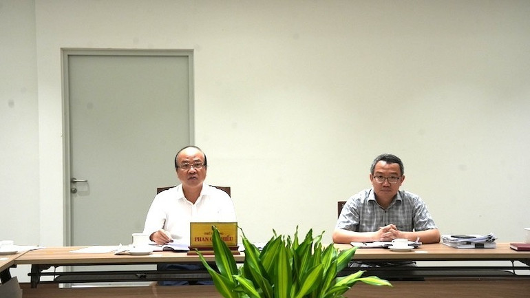 Thứ trưởng Tư pháp Phan Chí Hiếu (bên trái) phát biểu tại Hội đồng thẩm định độc lập. hieu-6953.jpg