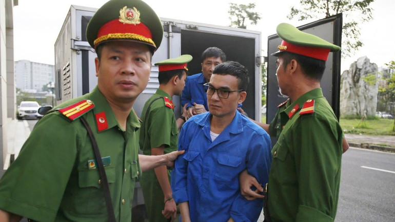 Dẫn giải bị cáo đến phiên xét xử sơ thẩm. bc-28-10-2-2973.jpg