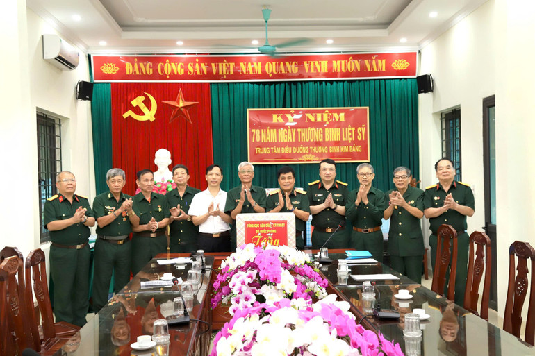 Đoàn công tác Tổng cục Hậu cần-Kỹ thuật tặng quà các thương binh, bệnh binh. tang-qua-tbbb.jpg
