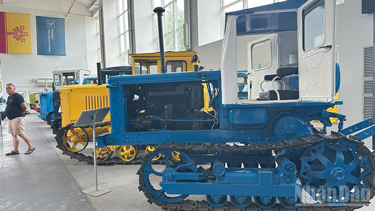 Một mẫu máy kéo cổ trong bảo tàng. ndo_br_img-7023.jpg