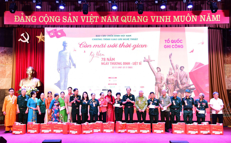Thượng tướng Bế Xuân Trường và các nhà tài trợ trao quà cho các thương bệnh binh, gia đình liệt sĩ trao-qua-2.jpg