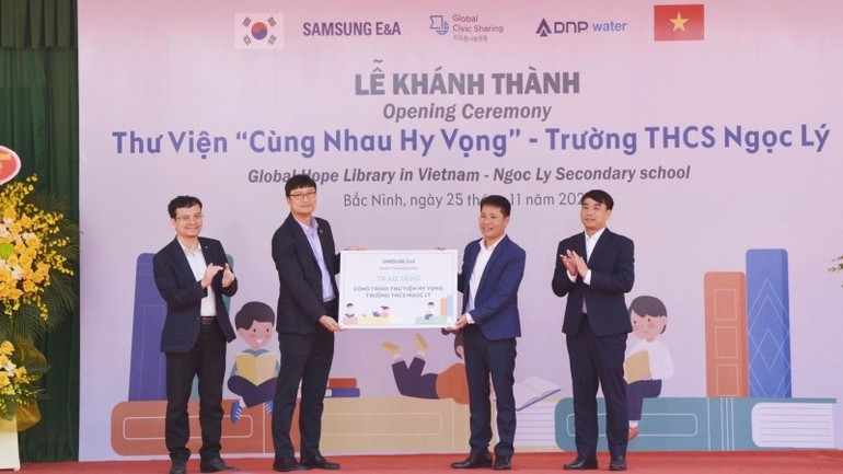 Reprezentantul unității sponsore a prezentat școlii clădirea bibliotecii. q.jpg