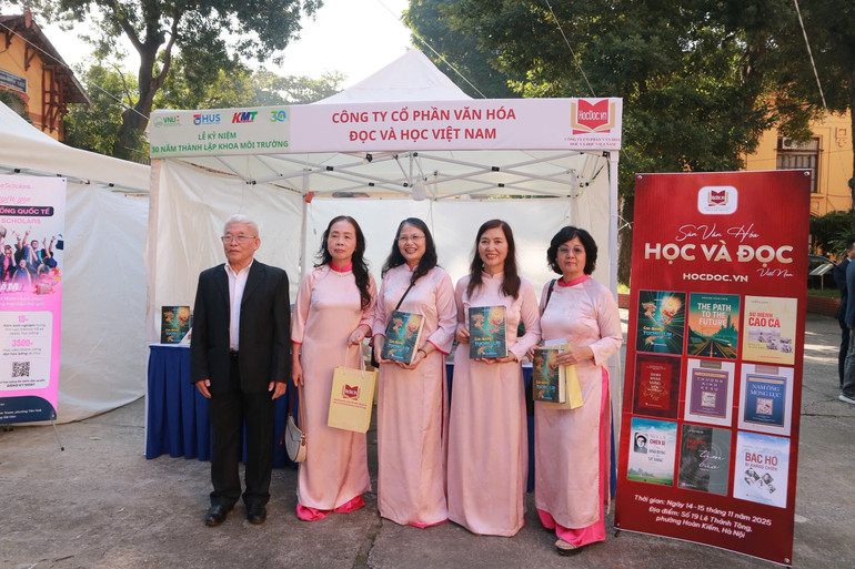 ផ្តល់សៀវភៅដល់សាស្ត្រាចារ្យនៅស្តង់ពិព័រណ៍។ img-3723.jpg