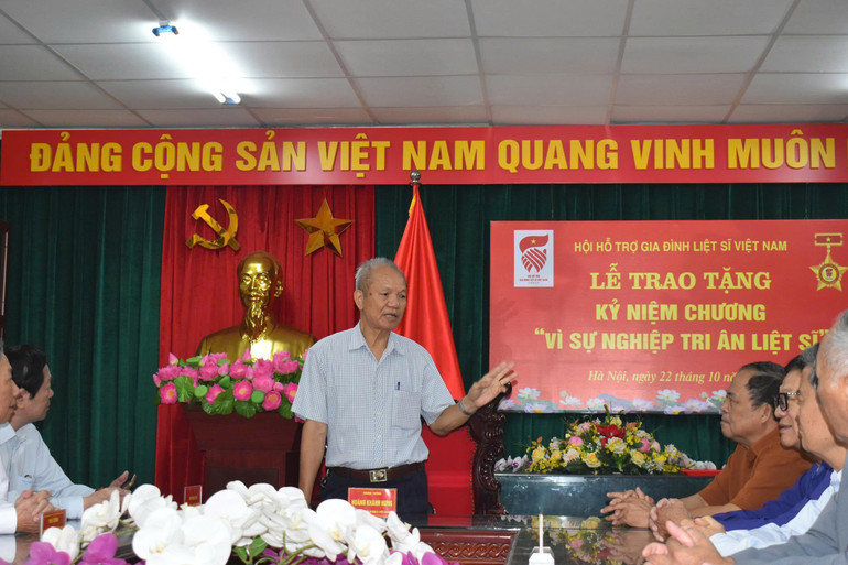 Trung tướng Hoàng Khánh Hưng, Chủ tịch Hội Hỗ trợ gia đình liệt sĩ Việt Nam phát biểu. trao-knc-1.jpg