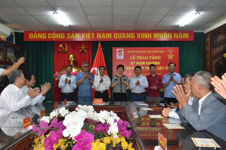 Ban lãnh đạo Hội trao tặng Kỷ niệm chương cho các hội viên đã gắn bó, cống hiến trong chặng đường 15 năm xây dựng và phát triển Hội. trao-knc-10.jpg