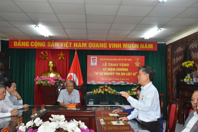 Ông Nguyễn Văn Thuận thay mặt các cá nhân nhận Kỷ niệm chương phát biểu cảm tưởng. trao-knc-11.jpg