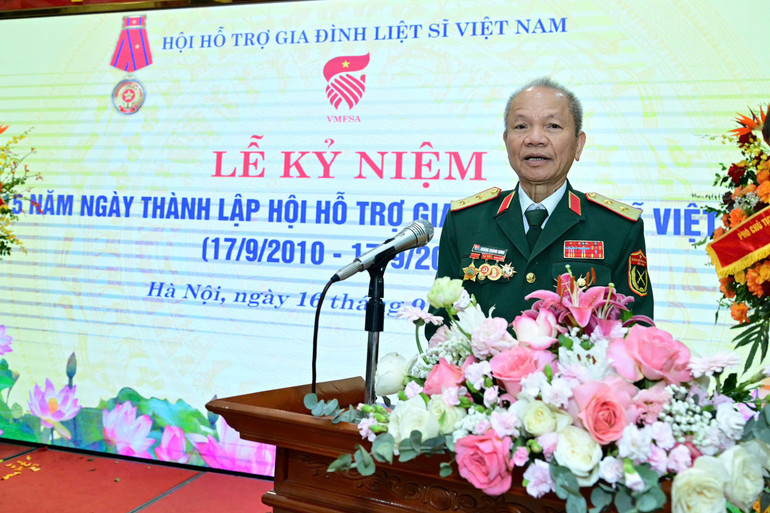 Trung tướng Hoàng Khánh Hưng, Chủ tịch Hội Hỗ trợ gia đình liệt sĩ Việt Nam đọc diễn văn kỷ niệm. tt-doc-dien-van.jpg