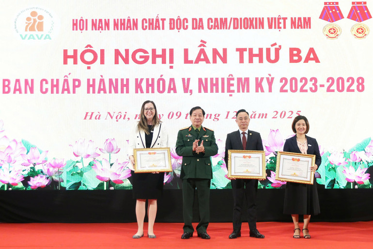 Foreningens ledere delte ut fortjenstbevis til organisasjoner og enkeltpersoner som har gitt mange positive bidrag til å støtte vietnamesiske ofre for Agent Orange/dioksin. dc3.jpg