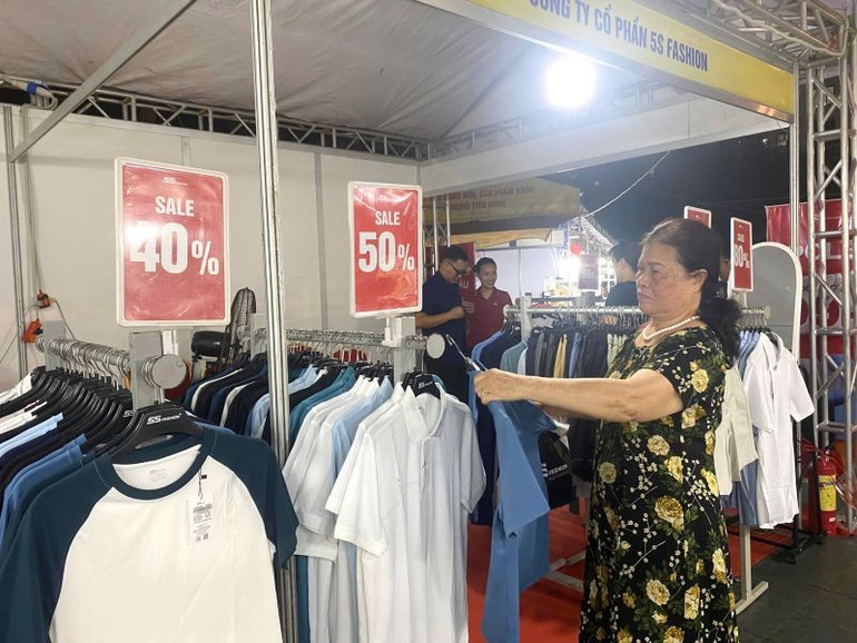 Các sản phẩm dệt may được giới thiệu tại hội chợ. img-4374-7035.jpg