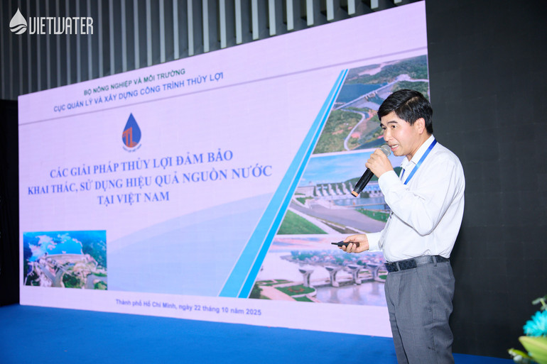 Phó Giáo sư, Tiến sĩ Lương Văn Anh, Phó Cục trưởng Quản lý Xây dựng công trình thủy lợi. vct-5764.jpg