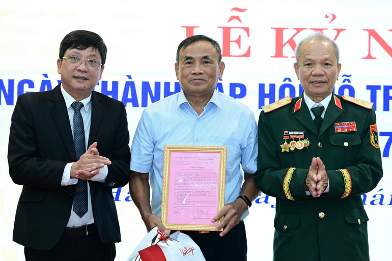 Ban tổ chức trao kết quả giám định ADN cho thân nhân liệt sĩ Trương Thành Ý. kq.jpg