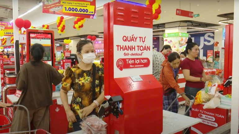 Người tiêu dùng thanh toán không dùng tiền mặt tại siêu thị GO! Thăng Long. 4-6665.jpg