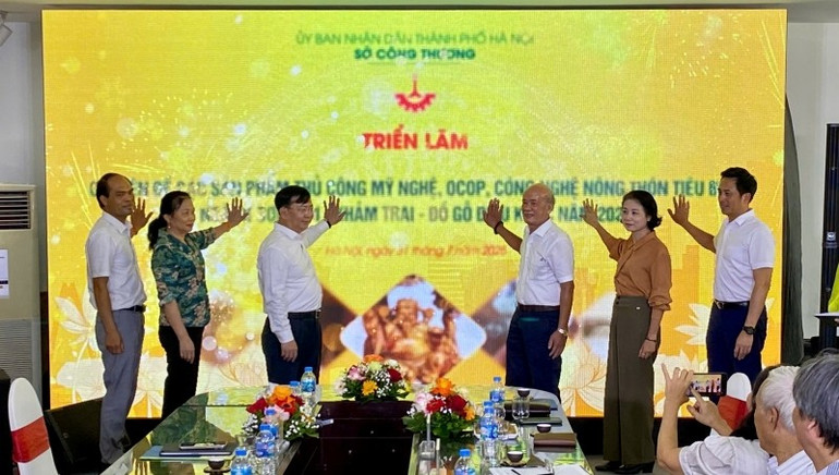 Các đại biểu thực hiện nghi thức khai mạc triển lãm. 7.jpg
