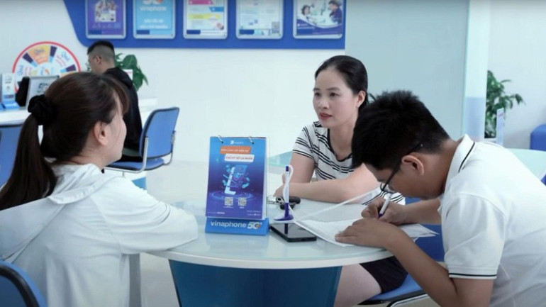 Người dân tạo chữ ký số điện tử tại phòng giao dịch VNPT Vinaphone 75 Đinh Tiên Hoàng. 1-2414.jpg