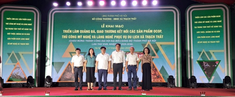 Các đại biểu thực hiện nghi thức khai mạc. 122408dedceb51b508fa.jpg