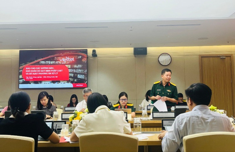 Đại tá Đào Xuân Vũ, Phó Tổng Giám đốc Tập đoàn Viettel phát biểu tại hội thảo. img-9565-7720.jpg