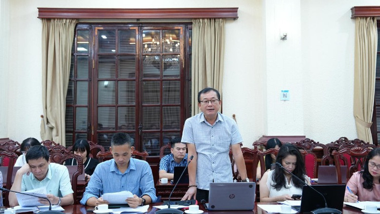 Phó Giáo sư, Tiến sĩ Nguyễn Quang Tuyến phát biểu góp ý dự án Luật. tuyen-3051.jpg