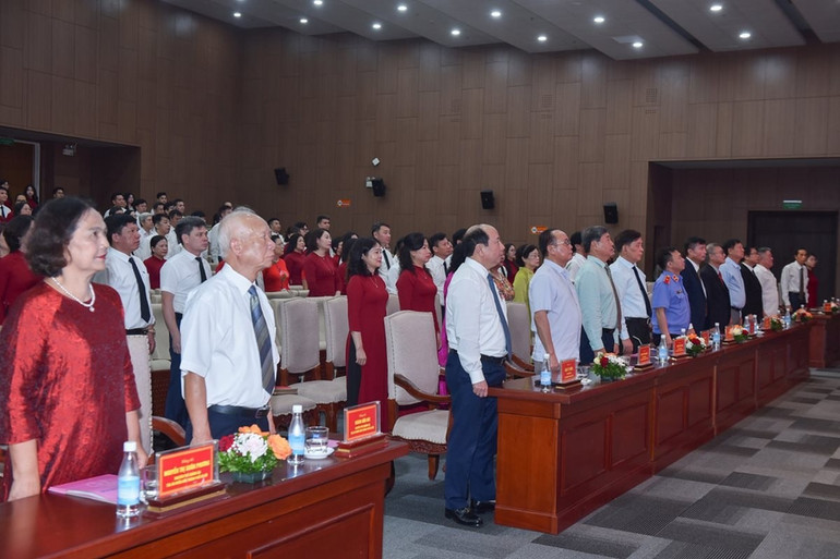 Các đại biểu tham dự làm lễ chào cờ. chao-co.jpg