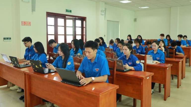 Các đoàn viên Học viện Tòa án tham gia cuộc thi trực tuyến. doan-tncs-8311.jpg