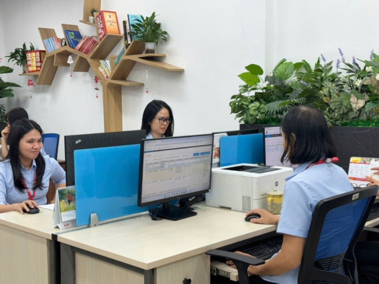 Cán bộ làm thủ tục trực tuyến cho người dân. 2-8814.jpg