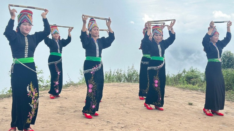 Được bồi dưỡng kiến thức văn hóa, bình đẳng giới, phụ nữ dân tộc Cống ở xã Nậm Kè ngày càng tự tin vươn lên trong đời sống, sinh hoạt. db3-122.jpg