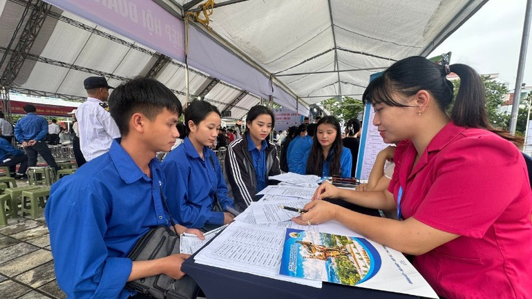 Sinh viên là con em đồng bào các dân tộc thiểu số tỉnh Điện Biên được hướng nghiệp tạo việc làm trong Ngày hội Việc làm tỉnh Điện Biên. db2-3055.jpg
