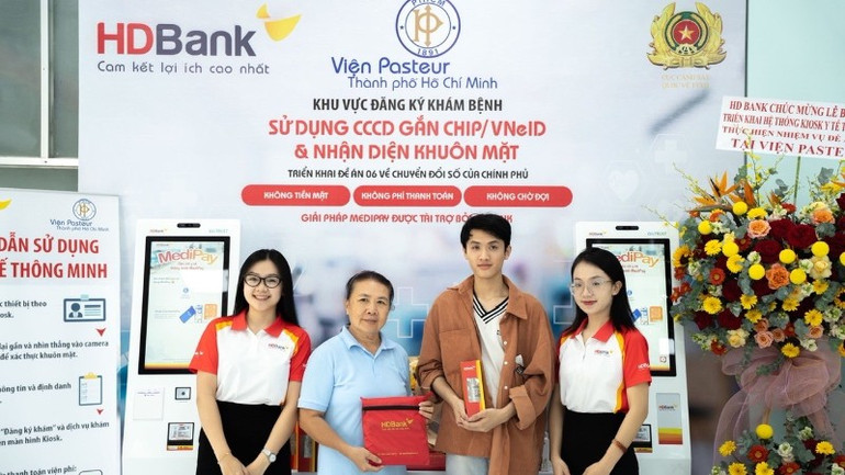 Đến nay, HDBank đã hoàn thiện triển khai Kiosk tại hơn 200 bệnh viện trên toàn quốc và hướng đến mục tiêu hoàn thành 1.001 Kiosk vào cuối năm 2025. 1j4pae18p-6u5td4-1456.jpg
