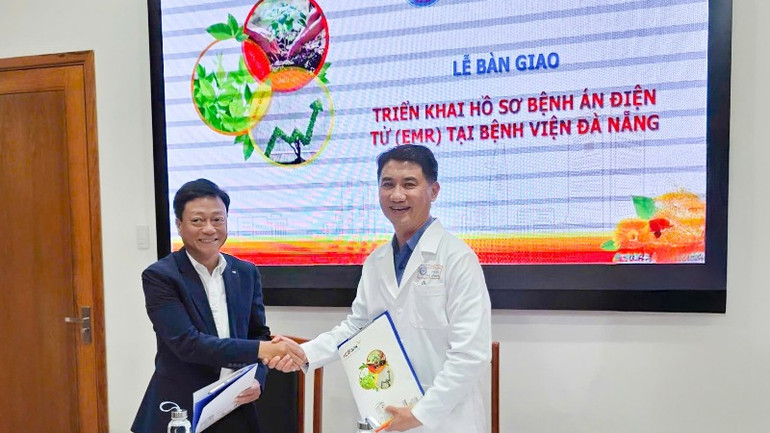 Ông Nguyễn Viết Anh - Giám đốc HDBank Đà Nẵng và Tiến sĩ, Bác sĩ Lê Đức Nhân- Giám đốc Bệnh viện Đà Nẵng tại Lễ bàn giao triển khai hồ sơ bệnh án điện tử (EMR) tại Bệnh viện Đà Nẵng, ngày 25/9/2025. hdbank3-172.jpg